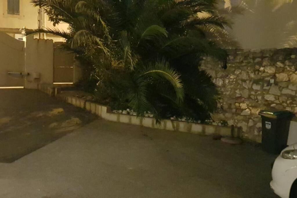 Gite Du Stade Le Studio Cour Parking Et Piscine Partagee Marsilia Exterior foto